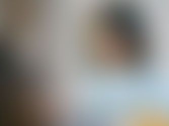 Người phụ nữ mặc áo xanh đang tham gia buổi trị liệu nhận thức hành vi trực tuyến qua laptop, trong không gian ấm cúng, thể hiện sự tập trung và thoải mái.