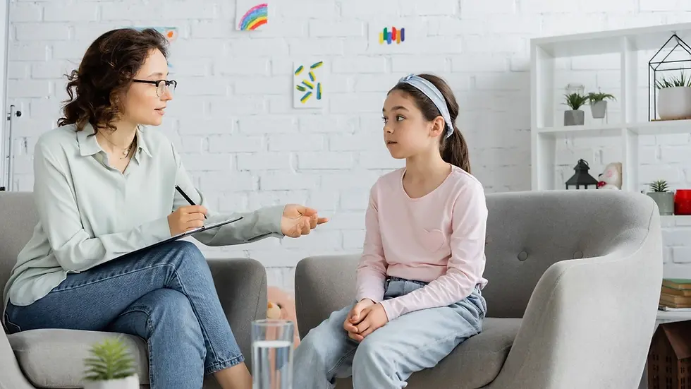 bé gái đang trị liệu ADHD cùng chuyên gia