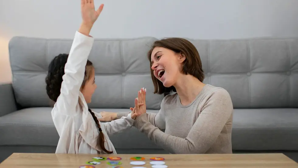 bé gái đang được trị liệu ADHD cùng chuyên gia, vui vẻ và năng động
