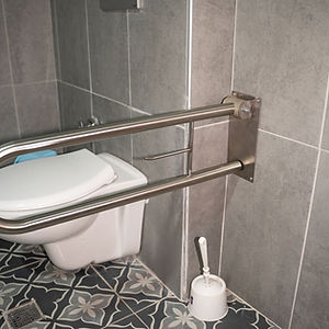 Dora Beytepe Otel engelli erişimine uygun banyo, klozet yanında tutunma barı