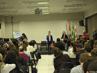 UniSociesc de Blumenau lota auditório em evento sobre o tema Feminicídio