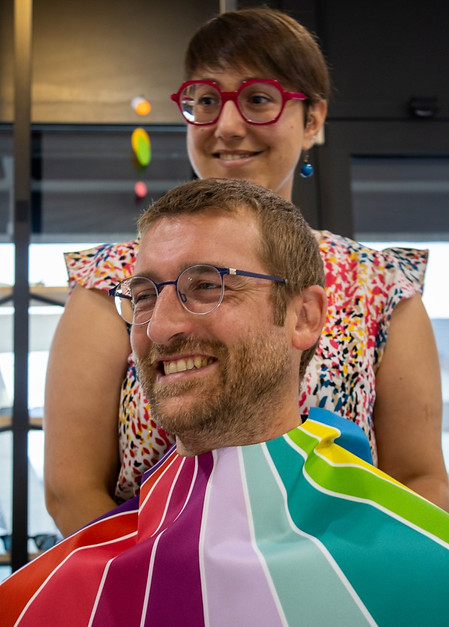 Pauline réalise une analyse colorimétrique avec un drapé coloré pendant un rendez-vous du jeudi à Ohey