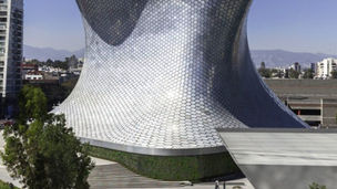 ¿Sabías que la fachada del Museo Soumaya está cubierta por 16,000 piezas hexagonales de acero espejado?