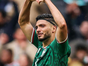 Raúl Jiménez celebró entre lágrimas el segundo gol de México.