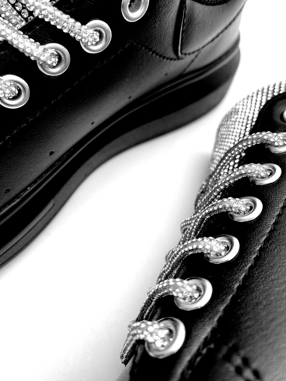 Miniatura: Zapatillas negras con cordones plateados brillantes