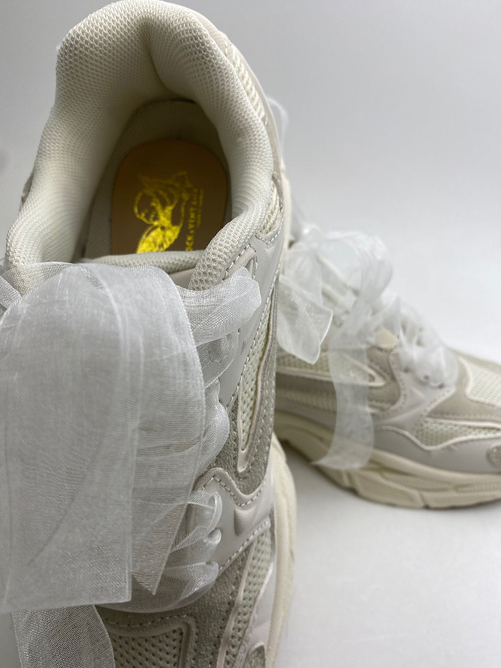 Miniatura: Zapatillas deportivas en tendencia color crema con lazo femenino: estilo rock vintage