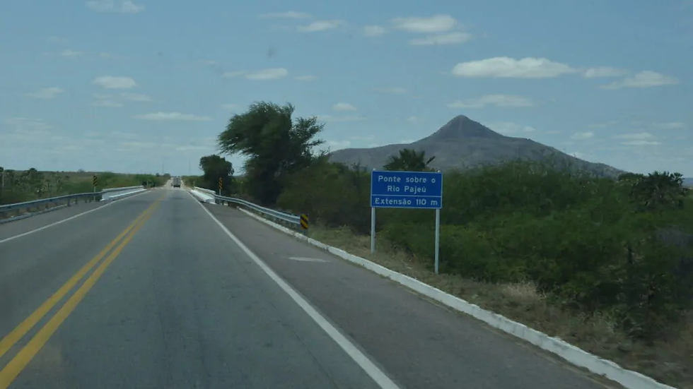 Trecho da BR-304 na altura de Angicos, onde está o Pico do Cabugi - Foto: JOSÉ ALDENIR / AGORA RN
