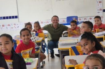 Todos os alunos da rede municipal de Assú recebem material escolar para o segundo semestre letivo