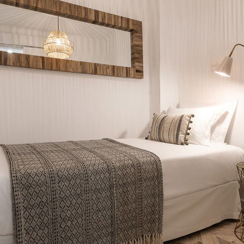 Quarto com home staging em Alfama