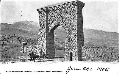 Roosevelt Arch in Gardiner in 1905 with carriage