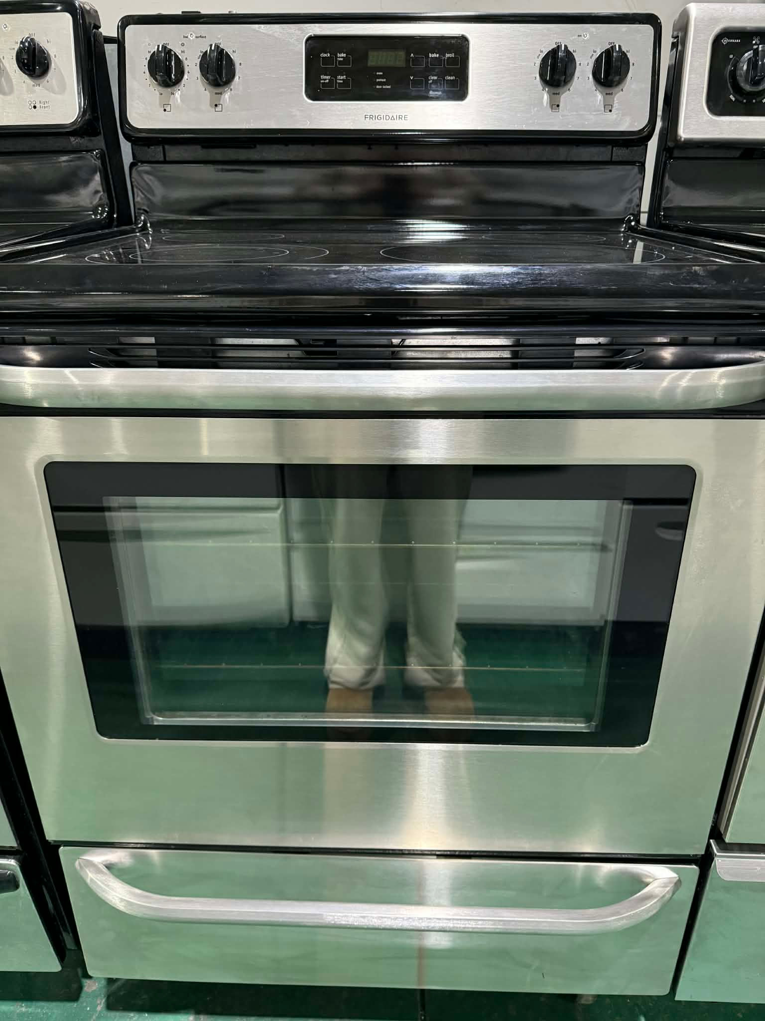 FRIGIDAIRE Glass-Top StoveCFEF3048LSM (S4067)