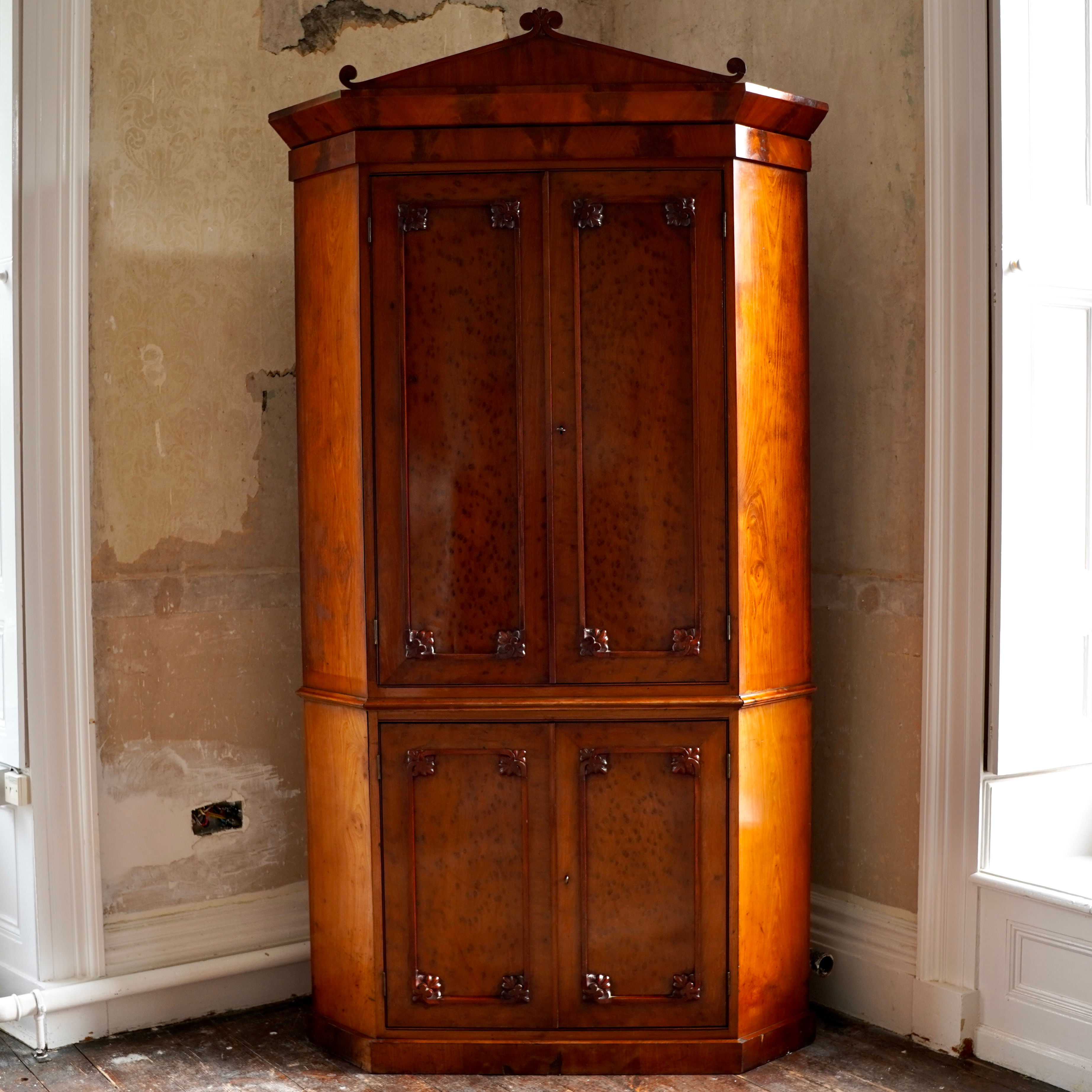 Large William IV Plum Pudding Mahogany Corner Cupboard c.1835 with Keys