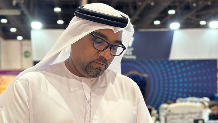 الأدباء يسجلون حضورهم في ركن التوقيعات بأبوظبي للكتاب