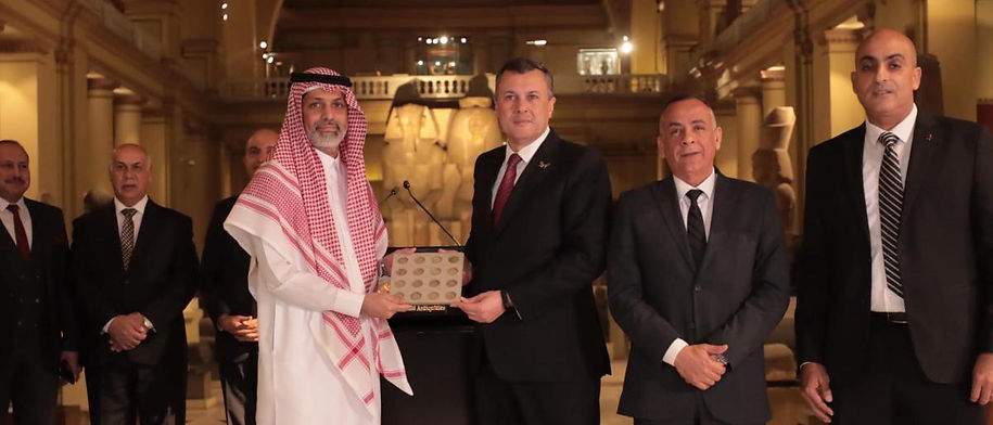 مصر تسلم السعودية عملات أثرية من عهد الملك عبد العزيز
