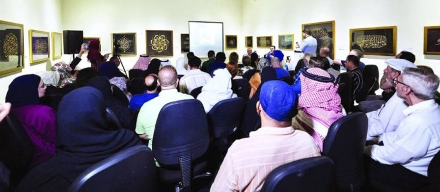 «حروف ذهبية» في «الشارقة للخط» تمزج الأصالة بالابتكار