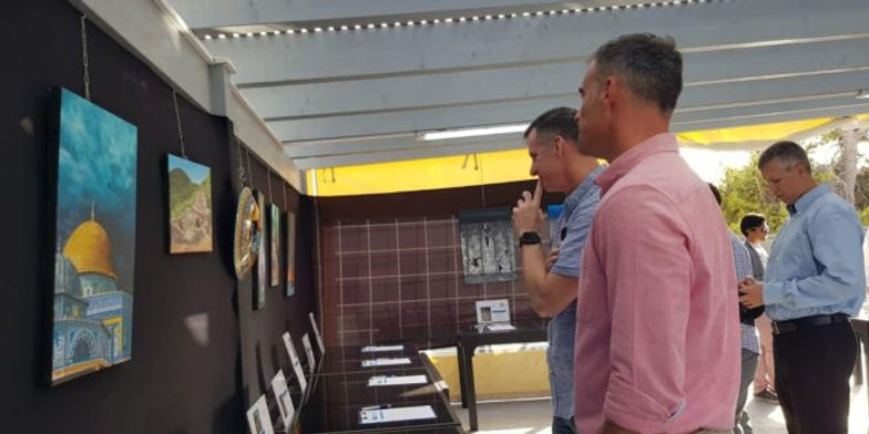 مزاد صامت للوحات ورسومات فنية عن القدس في مخيم جنين