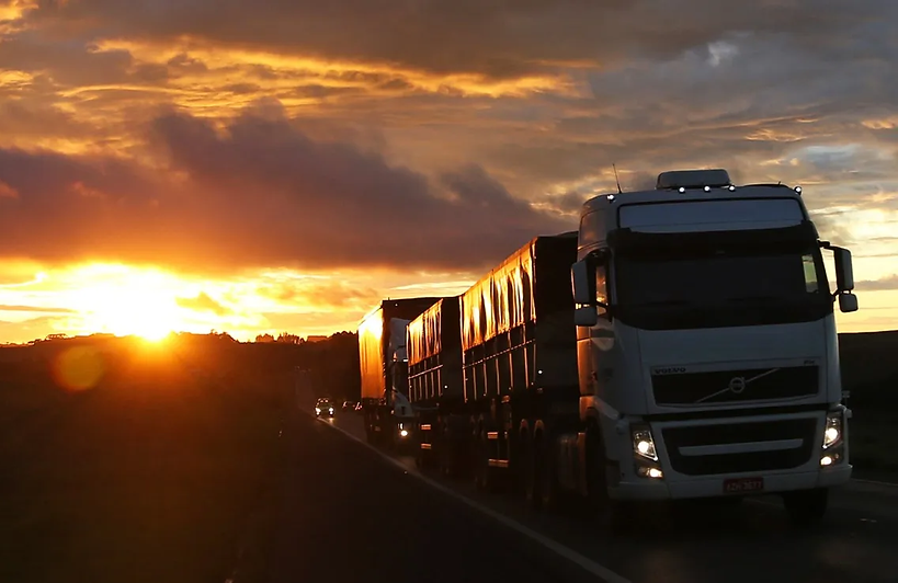 foto-caminhao-estrada-motorista-caminhoneiro-rodovia.webp
