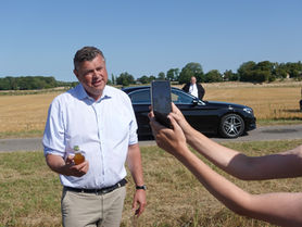 Minister visits quinoa trials