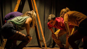 LO QUE VENGA - Improvisar sobre el escenario es crear una historia en el momento que se esta actuand