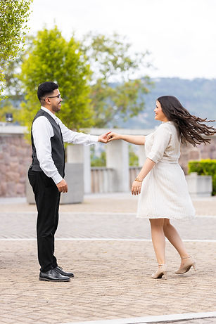 Pareja bailando alegremente