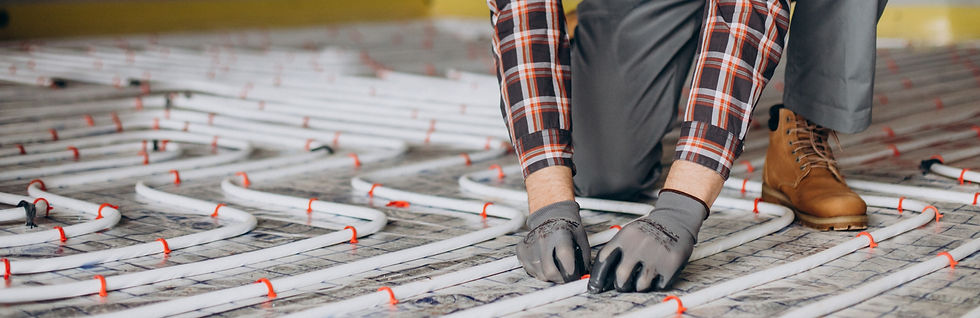 homme-service-instellant-systeme-chauffage-maison-sous-plancher_edited.jpg