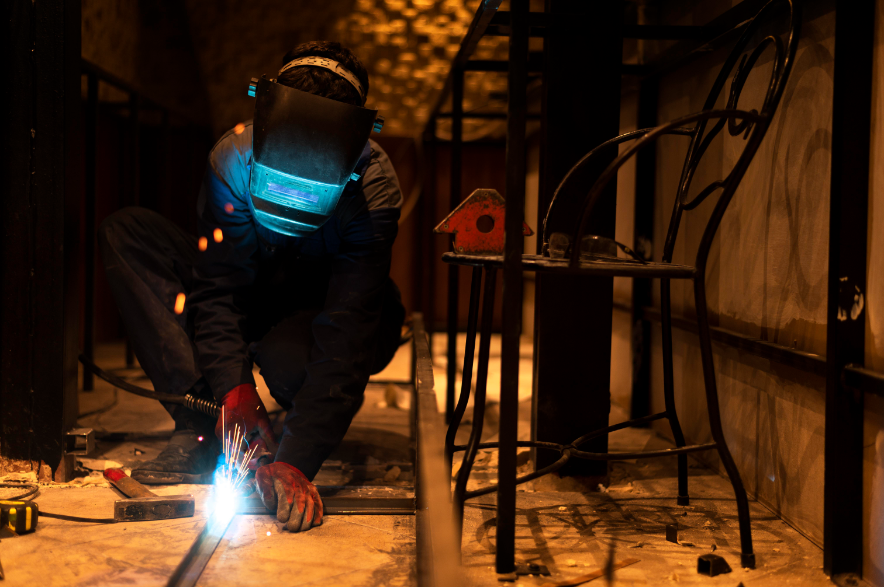 man-with-mask-welding-metal-atelier (1).webp