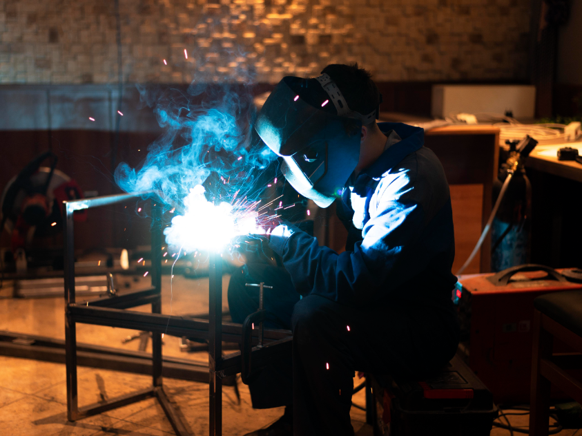 man-with-mask-welding-metal-atelier.webp