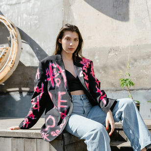 Picture of an Influencer promoting a fashion brand highlighting the influencer marketing advantages