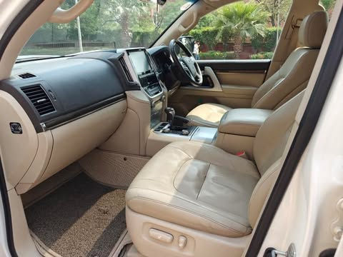 Thumbnail: LAND CRUISER 200 V8