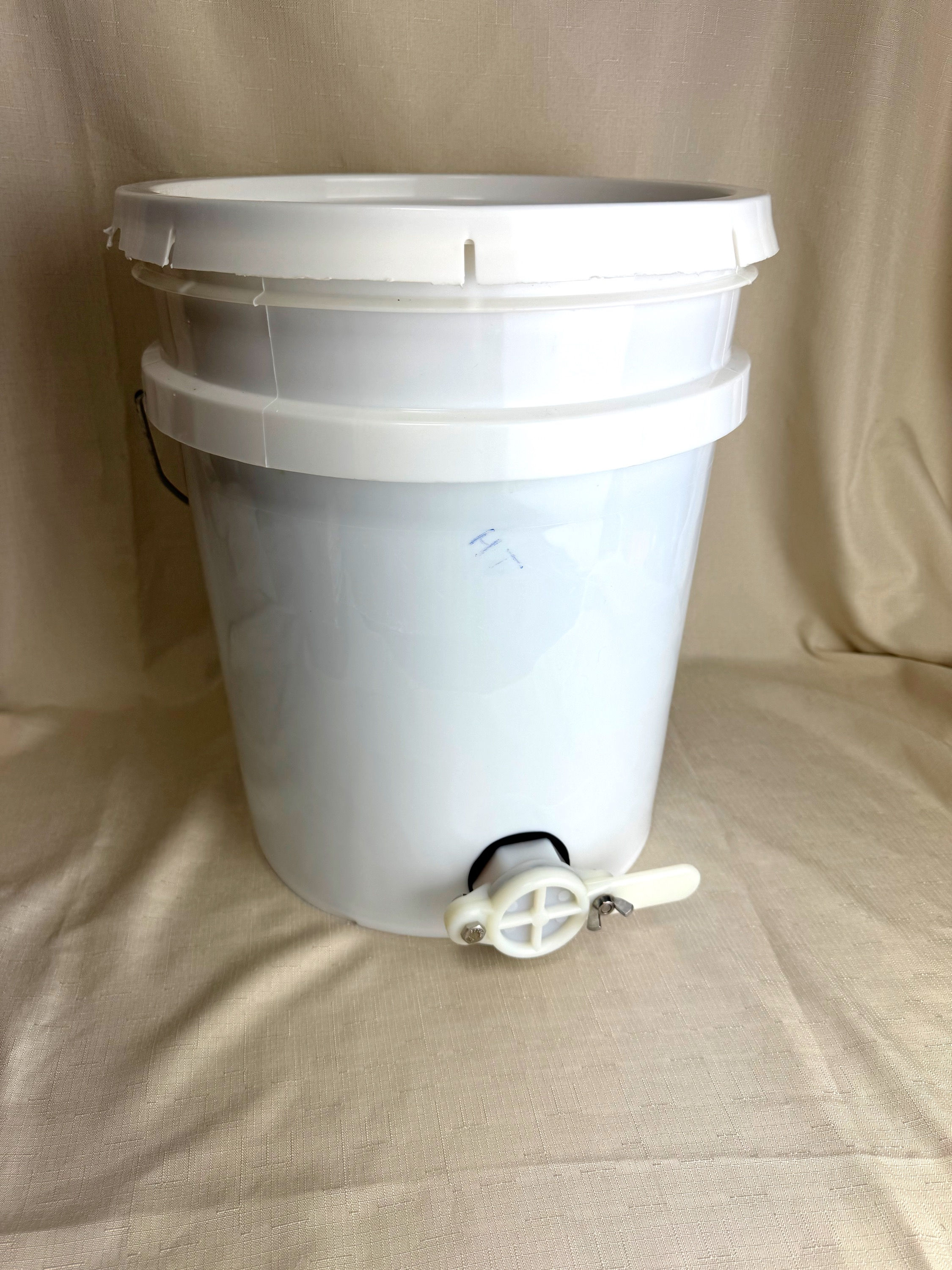 5 Gallon Honey Bucket w/ Gate