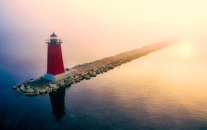 faro de luz en el mar