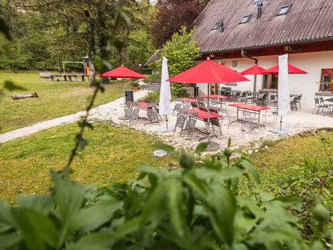 Außengelände der Jugendherberge Delémont – ideal für Englisch-Klassenfahrten und Feriencamps mit Native Speakern.