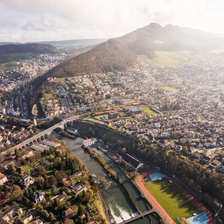 Sommerliche Aussicht von der Jugendherberge Baden – Kinder des Englisch-Feriencamps genießen Freizeit und sprechen Englisch mit Native Speakern.