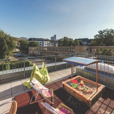 Balkon mit schöner Aussicht, Schüler:innen entspannen während einer Englisch-Klassenfahrt.