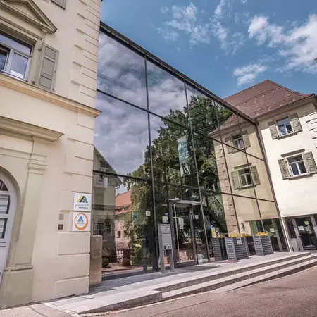 Außenansicht der DJH Rottweil, einer modernen Jugendherberge und Unterkunft für Klassenfahrten, Gruppenreisen und Familien in Rottweil.