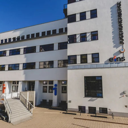 Außenansicht der DJH-Jugendherberge bei einer Englisch-Klassenfahrt mit ankommender Schulgruppe.