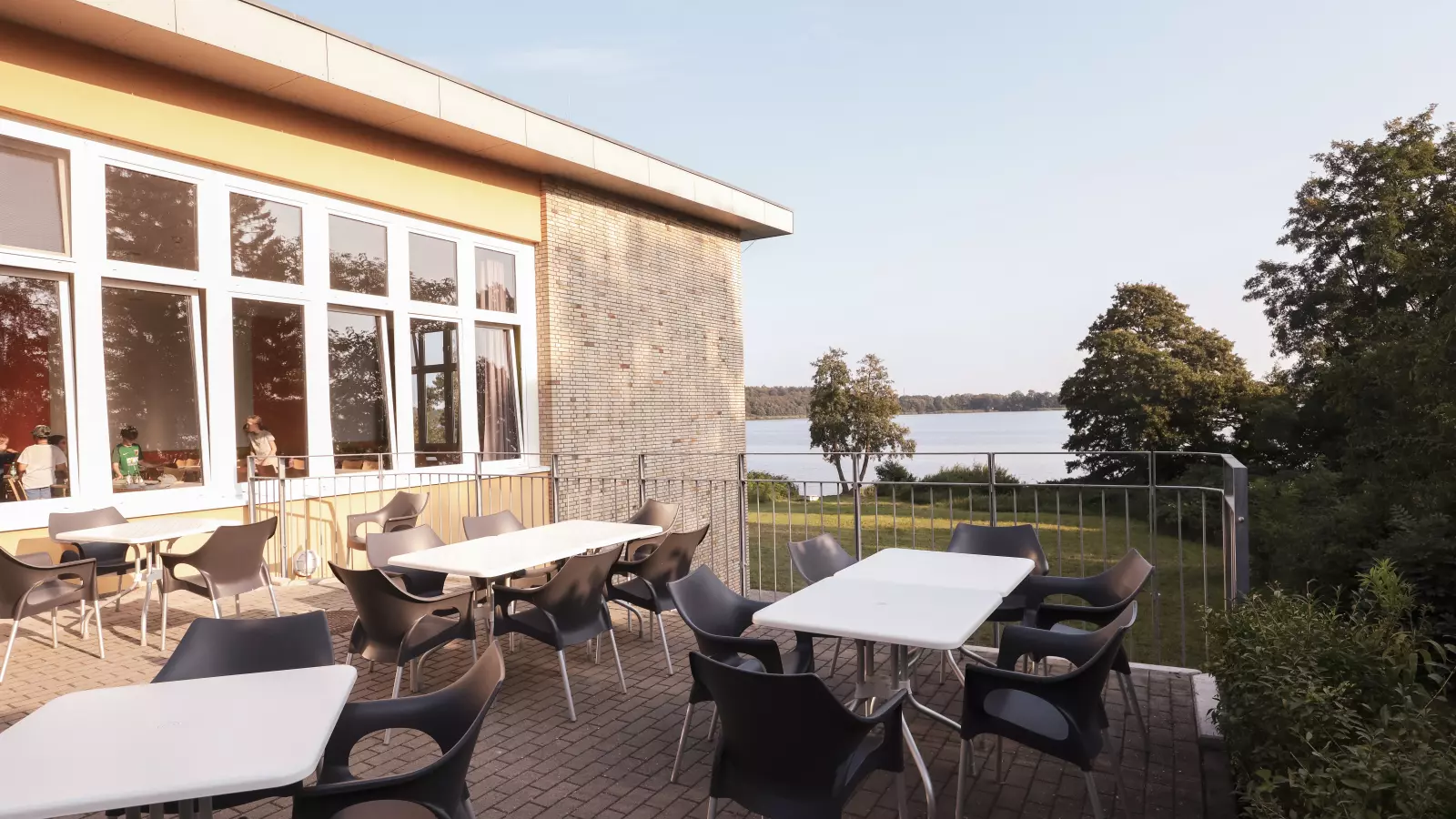 Jugendherberge außenbereich Terrasse mit Blick auf den See.