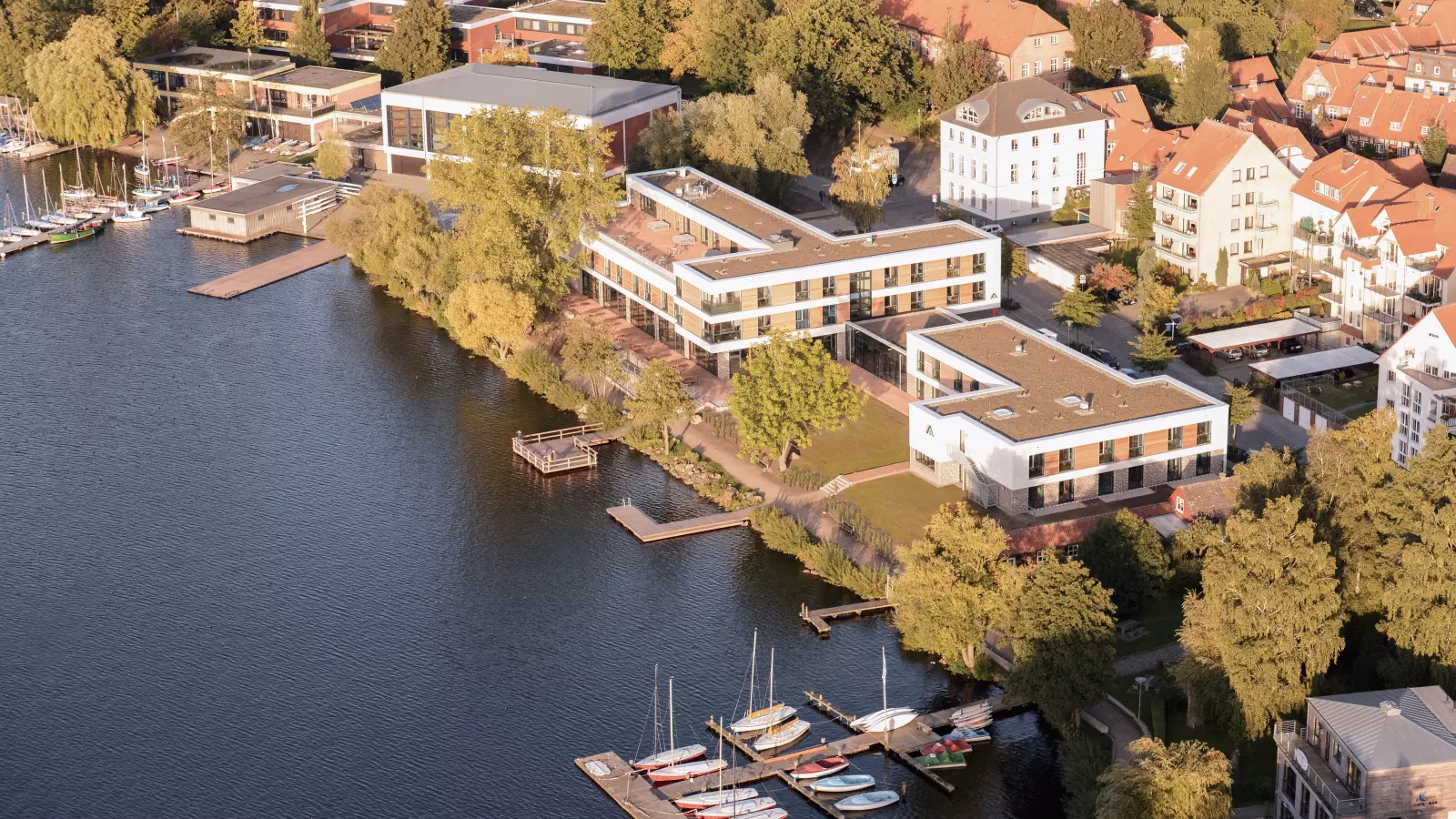 Moderne Jugendherberge in Ratzeburg direkt am Fluss. Ein LevelUp Englisch Klassenfahrten Standort