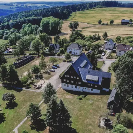 Moderne DJH Herberge am Frauensee mit Außenbereichen für Englisch-Feriencamps und Schulgruppen