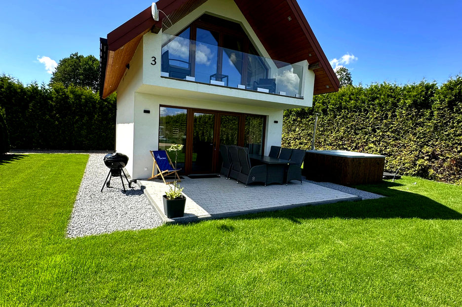 Domek 1 z jacuzzi nad jeziorem Tajty Mazury Giżycko Mikołajki Wilkasy