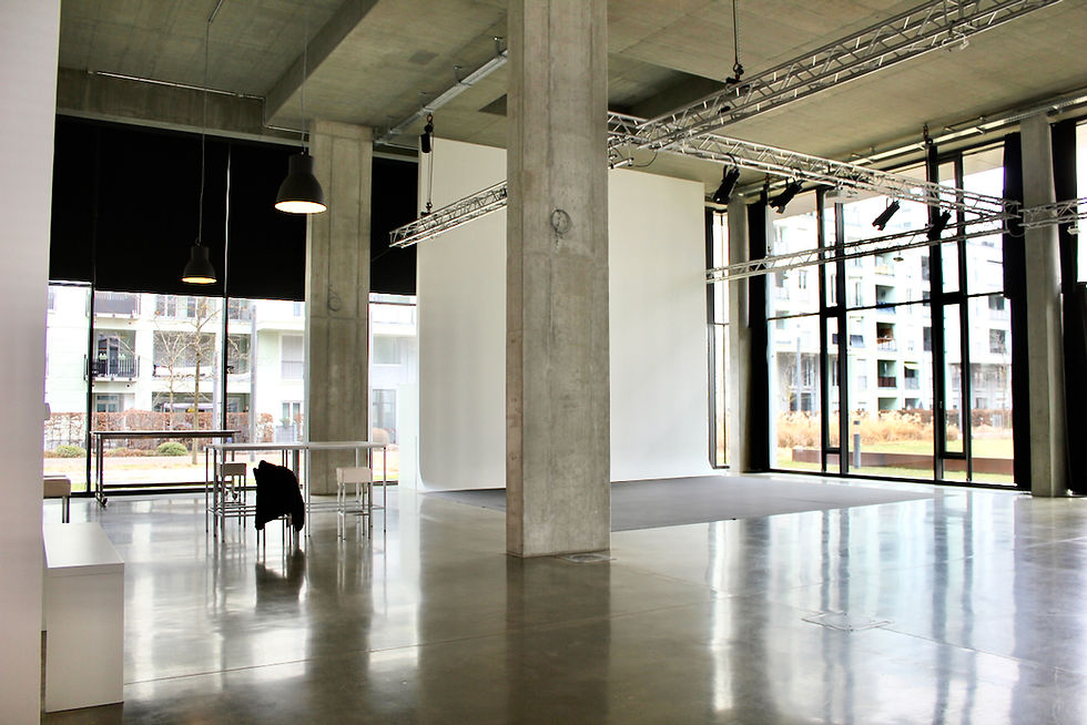 Nahaufnahme eines hellen Studios mit professioneller Beleuchtung