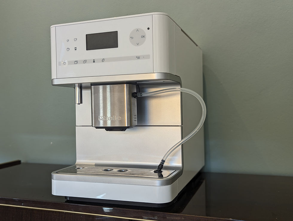 Thumbnail: Miele CM6350 Weiß / Silber in der Seitenansicht