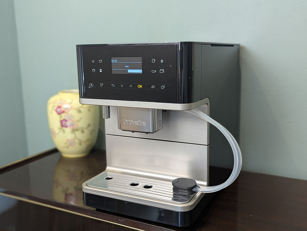 Thumbnail: Miele CM 6560 in Silber, Seitenansicht mit Bedienfeld und Kaffeeauslauf.