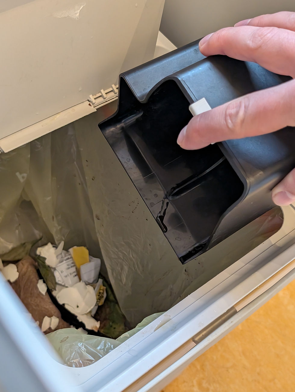 Miniaturbild: Spülmaschinenfester Trester-Einsatz aus schwarzem Kunststoff für einfache Reinigung der Miele Kaffeemaschine.