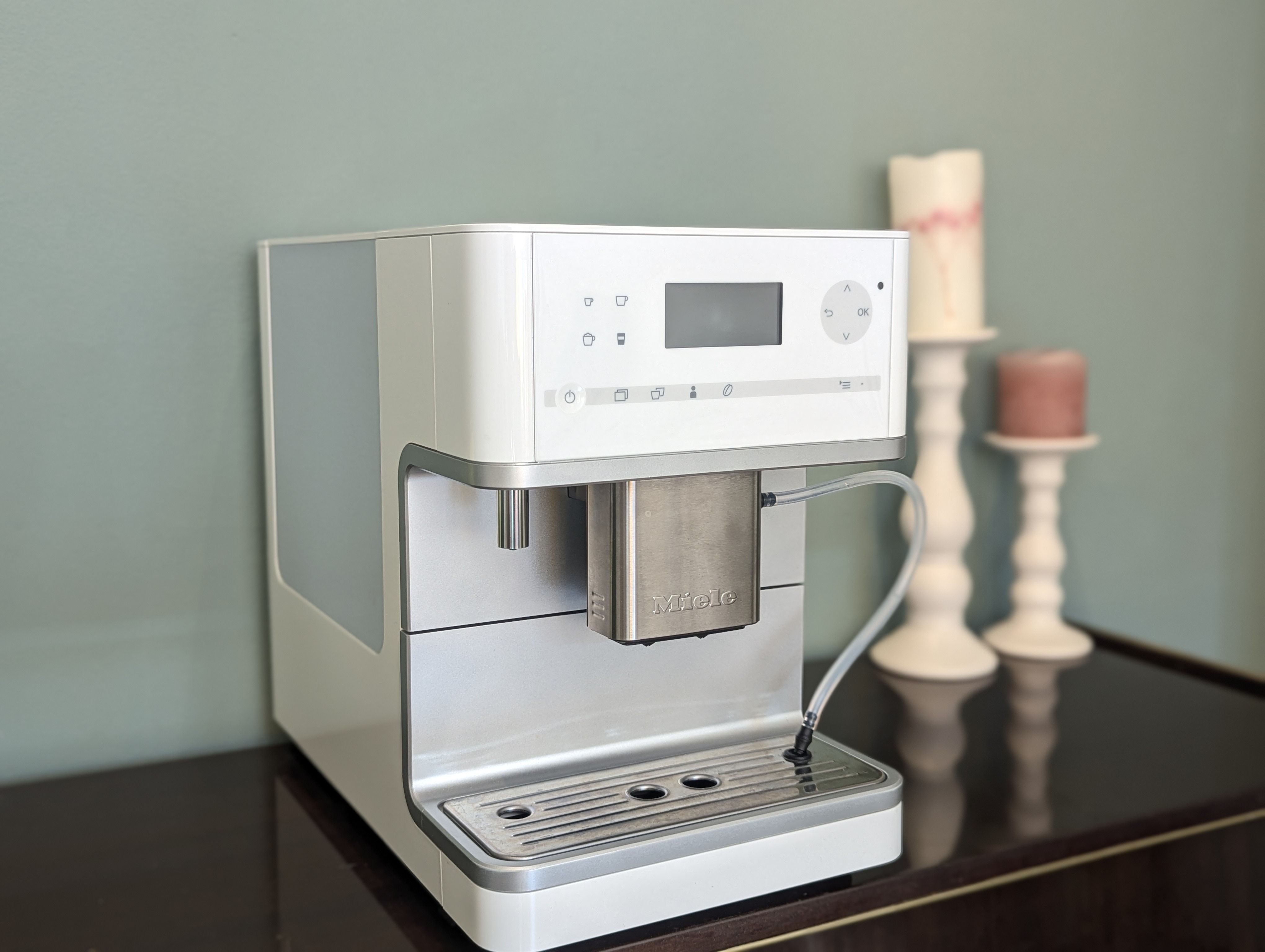 Miele CM6350 Weiß / Silber auf einer Coffeebar stehend in der Vorderansicht