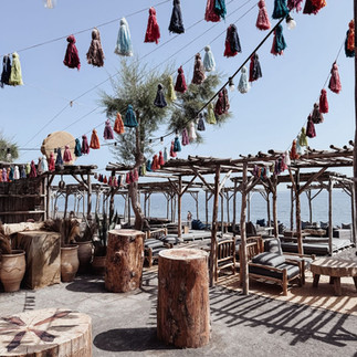 Gekleurde kwastjes als versiering bij Yalos op Santorini