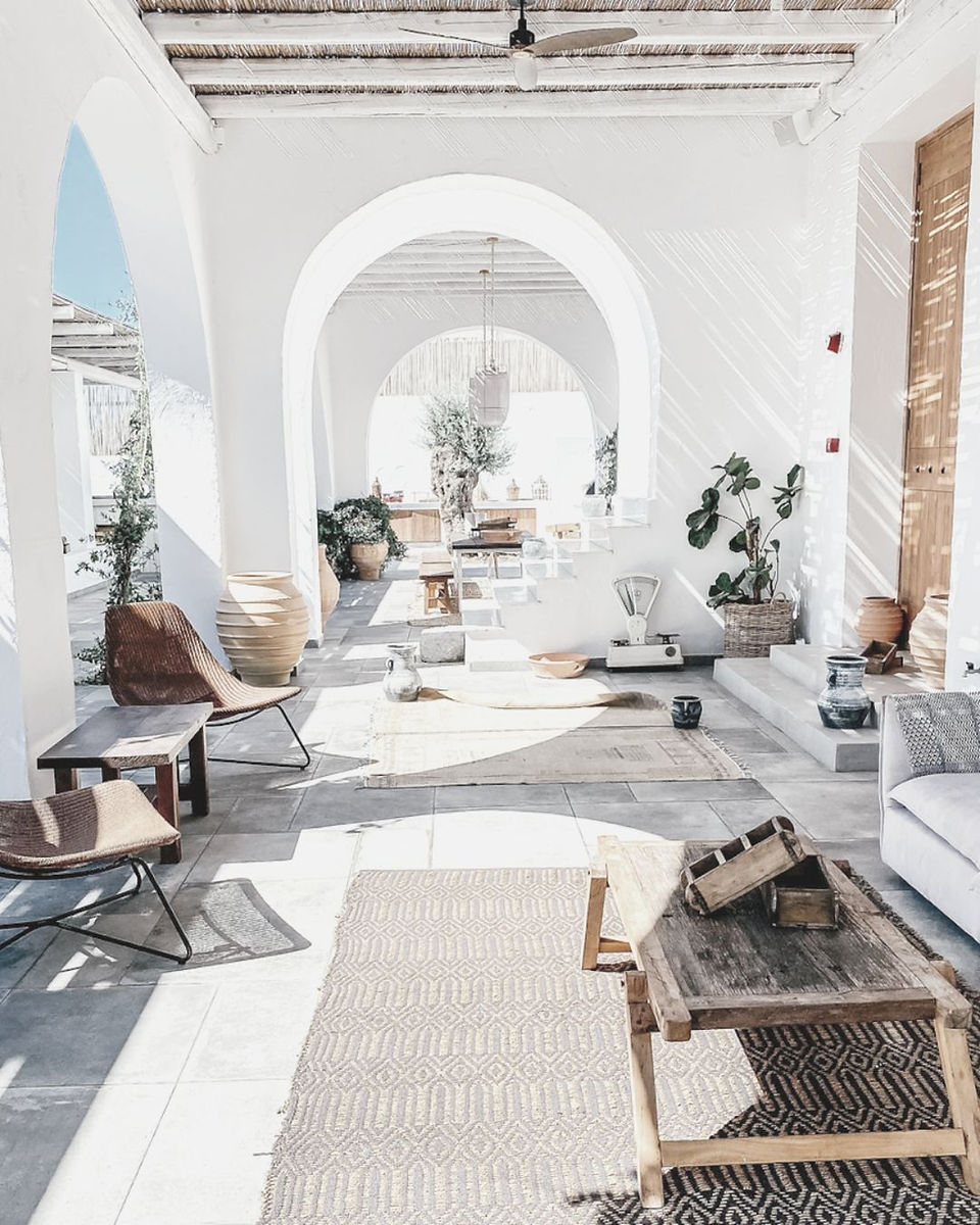 Doorkijkje van het boho interieur met veel wit en riet bij Mea Terra op Rhodos