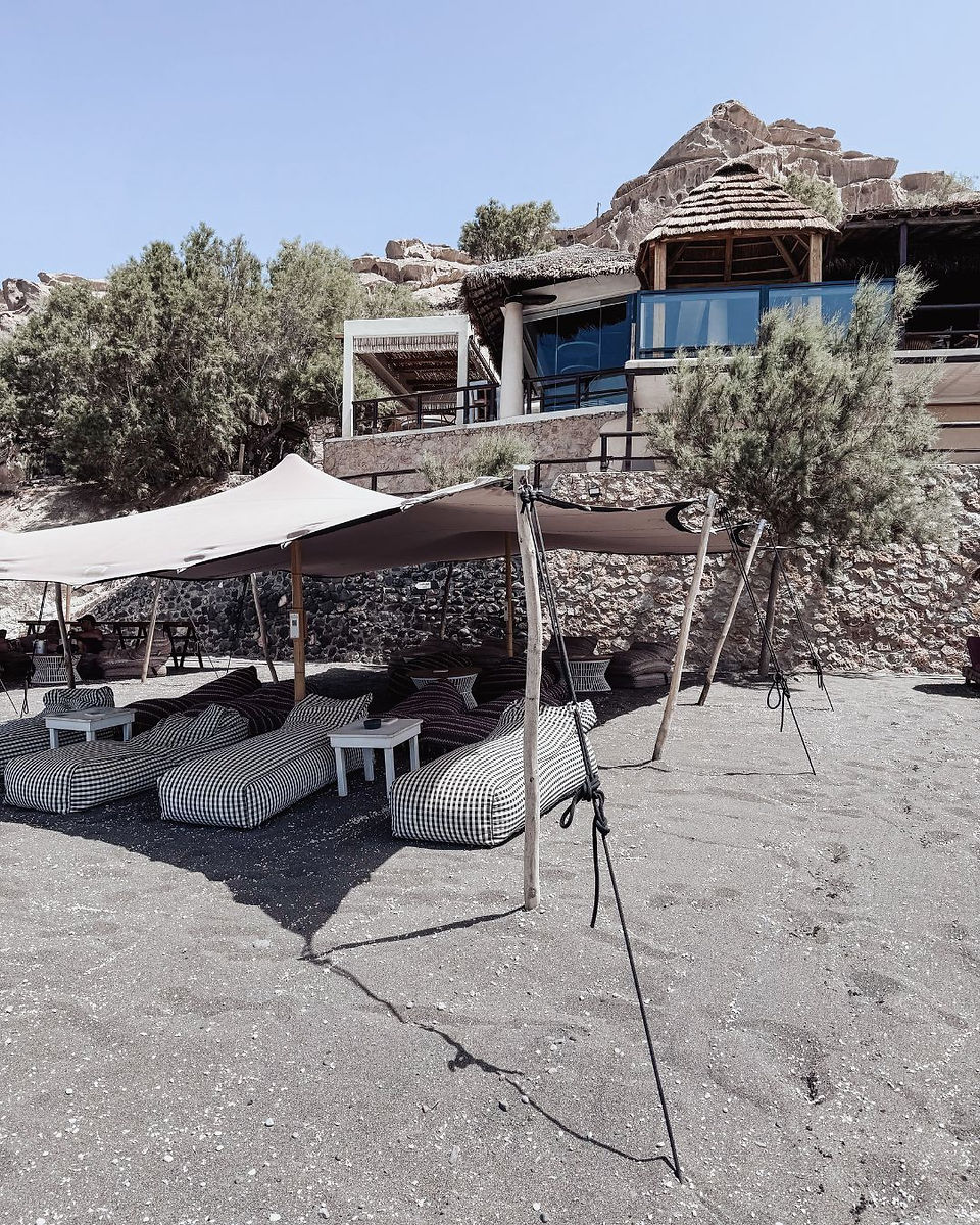 Ligbedden bij Theros Wave Bar op Santorini