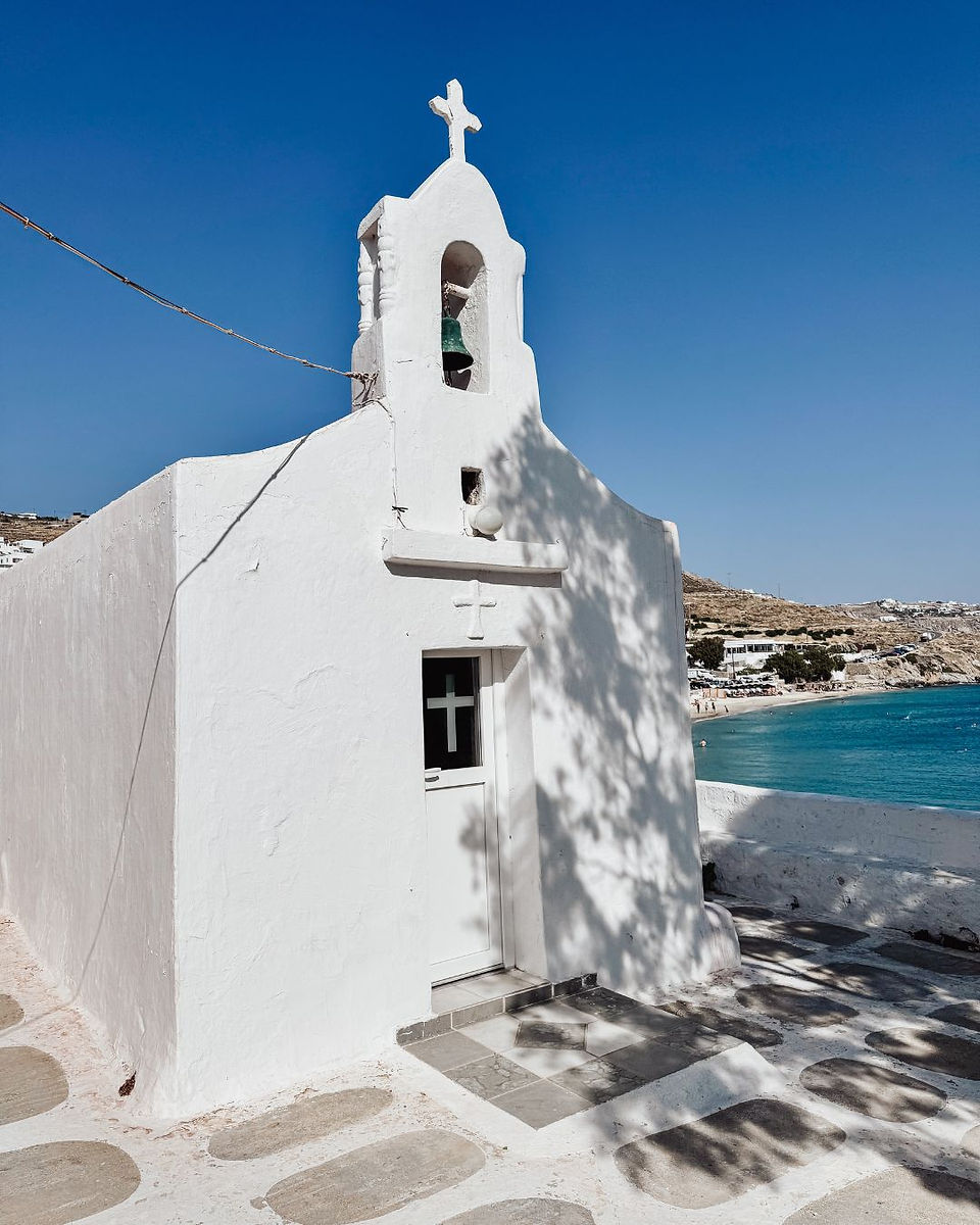 wit kerkje bij het strand van Agios Stefanos op Mykonos