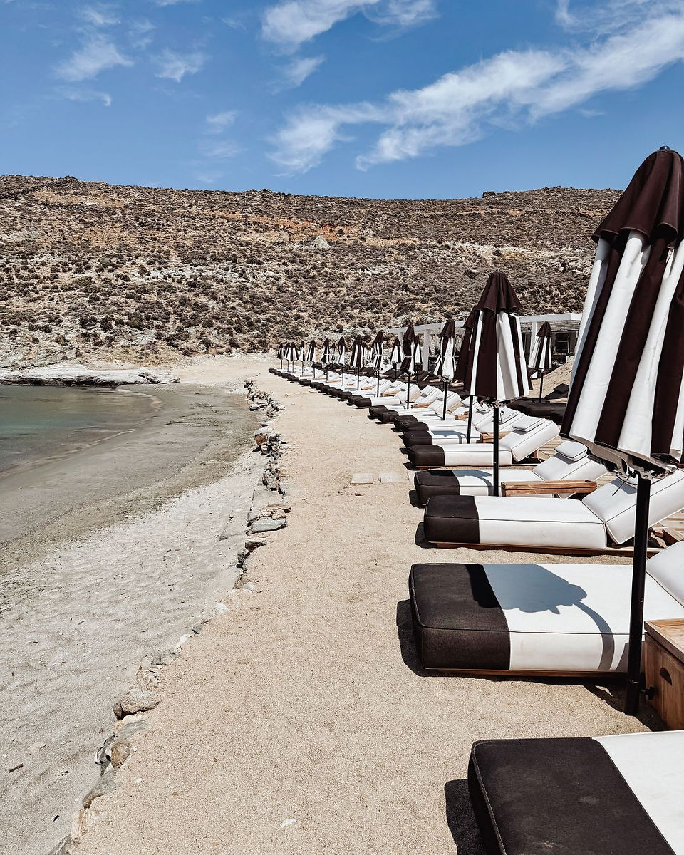 het prive strand van Odera Tinos met luxe ligbedden